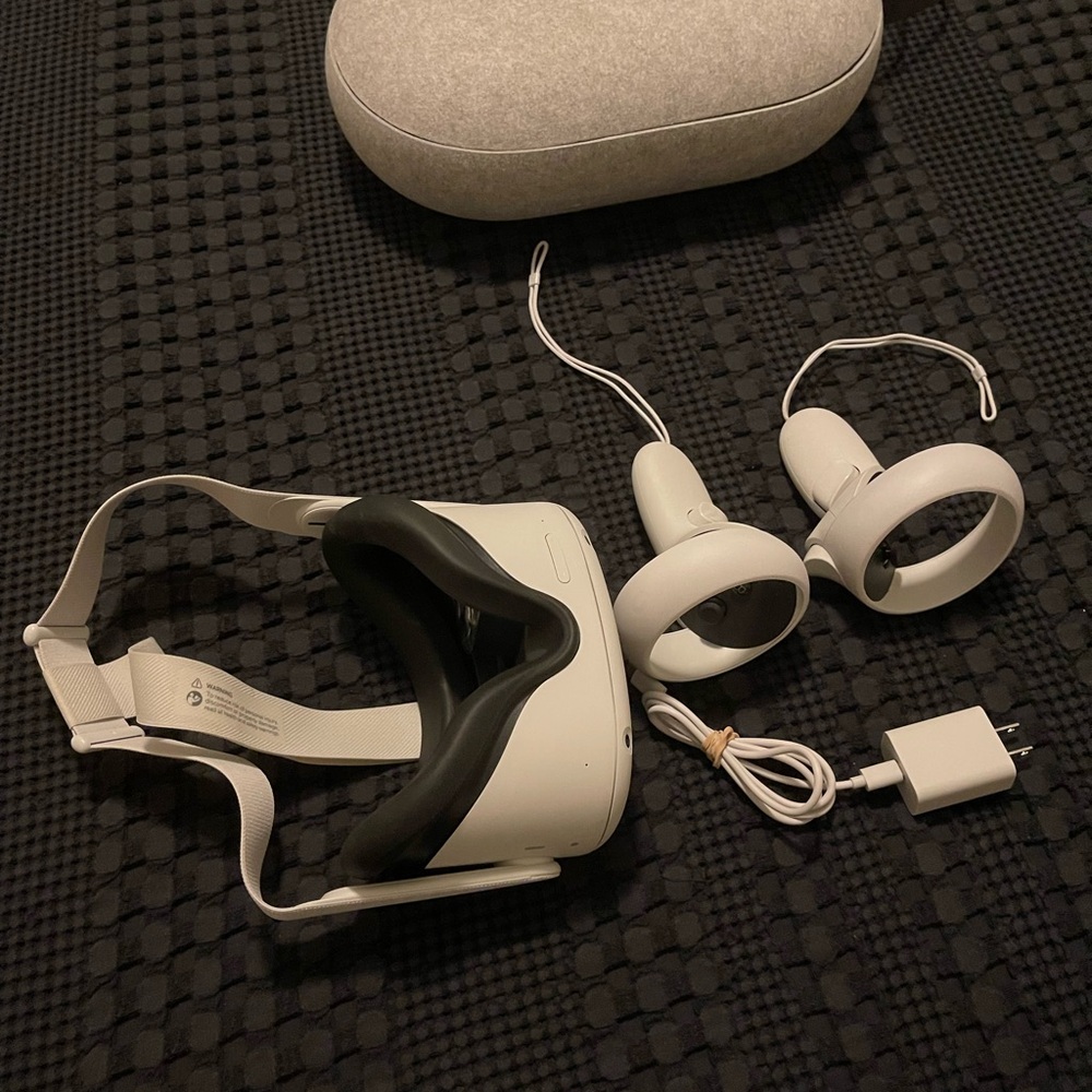 Oculus Quest 2 128GB White VR Headset with Controllers, Carrying Case & Charger. - Picture 2 of 4